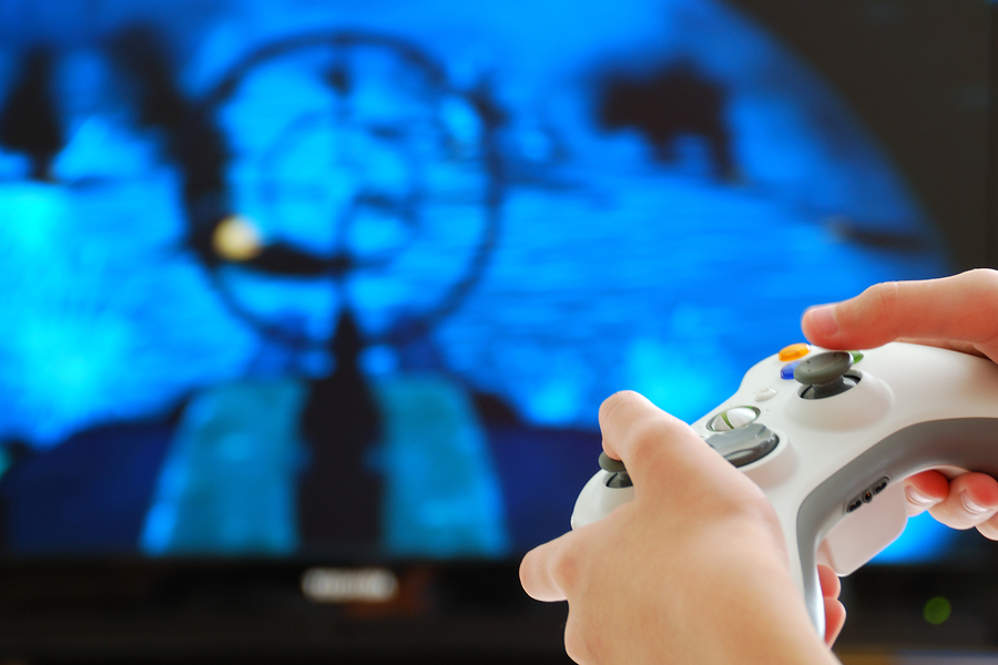 Videogamer olhando para um computador poderoso jogando um jogo de tiro  virtual tarde da noite na sala de estar. transmissão cibernética online  durante torneios de jogos usando tecnologia de rede sem fio