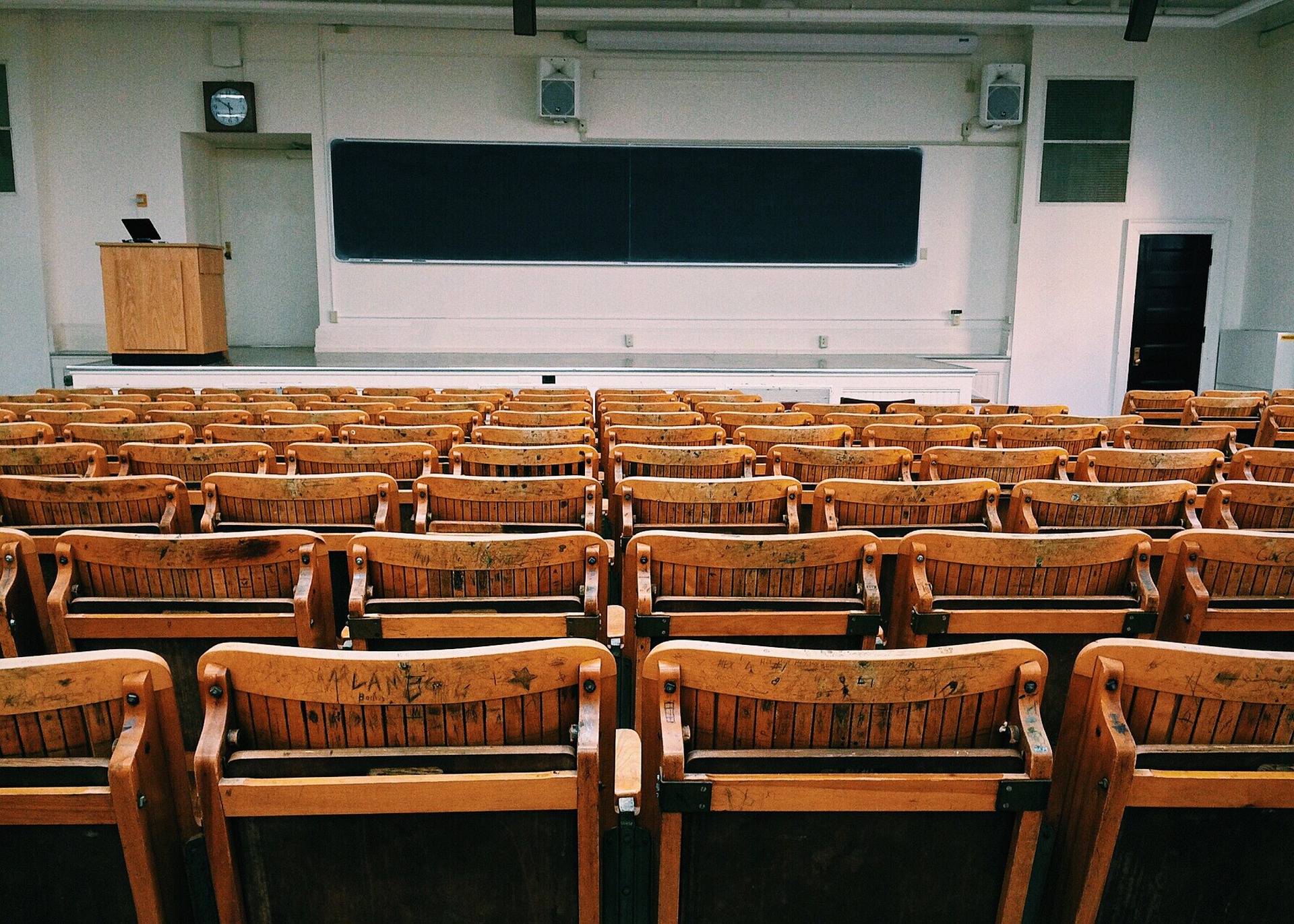 Does the university classroom as we know it responds to the pedagogical demand of the 21st century?