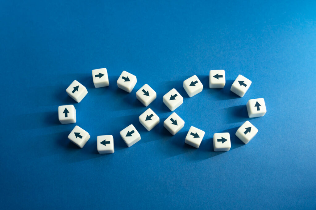 A loop made of arrows pointing in the same direction with a blue background
