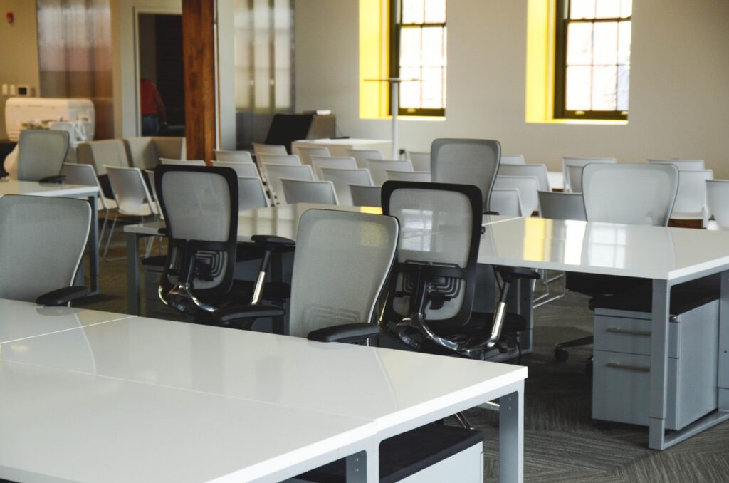 desk-table-white-interior-meeting-office-764444-pxhere.com